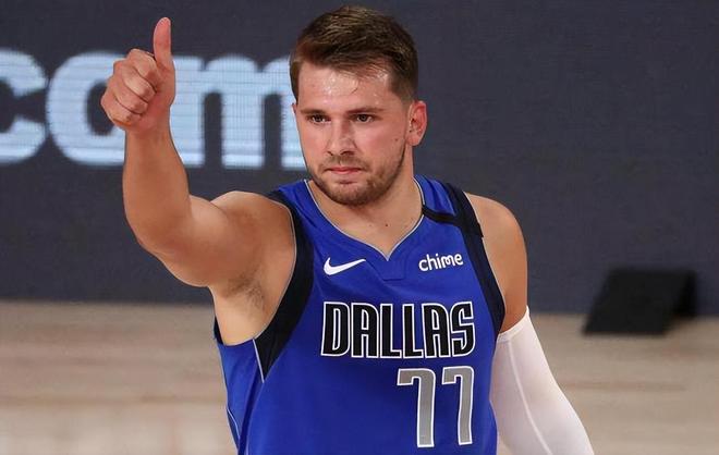 以双前锋牵 以双前锋牵